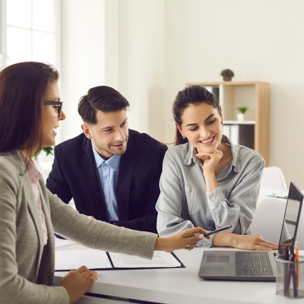 Finanzberaterin erklärt einem Paar Family-Office-Strukturen und Strategien zur Vermögenssicherung.